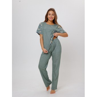 Костюм  женский       из кулирки    футболка с брюками   зеленый  Цветы Kuzina