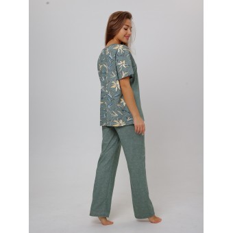 Костюм  женский       из кулирки    футболка с брюками   зеленый  Цветы Kuzina  