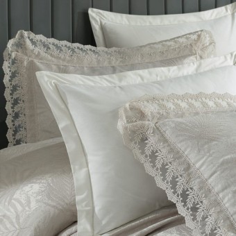 Покрывало     на кровать 240х260  евро из гипюра        с наволочками 50х70 2 шт  KARTEKS