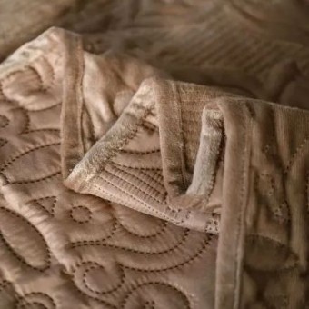 Покрывало     на кровать 180х220  двуспальное из искуственного меха  80 г/м2     коричневое  Орнамент Marianna