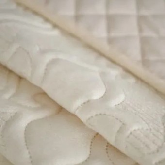 Покрывало     на кровать 180х220  двуспальное из искуственного меха  80 г/м2     белое  Орнамент Marianna