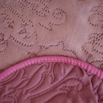 Покрывало     на кровать 200х220  евро из искуственного меха  80 г/м2     розовое  Орнамент Marianna
