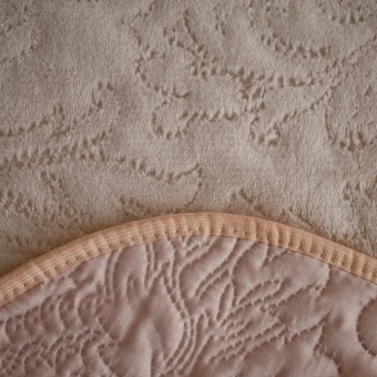 Покрывало     на кровать 200х220  евро из искуственного меха  80 г/м2     бежевое  Орнамент Marianna