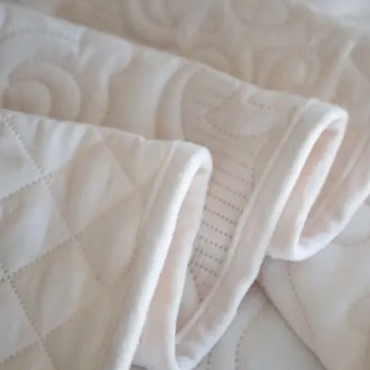 Покрывало     на кровать 230х250  евро из искуственного меха  150 г/м2     белое  Орнамент Marianna