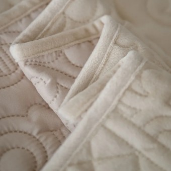 Покрывало     на кровать 230х250  евро из искуственного меха  150 г/м2     бежевое  Орнамент Marianna